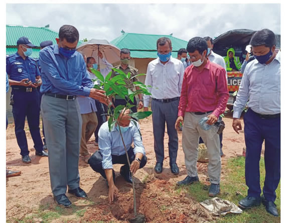 চৌদ্দগ্রামে আশ্রয়ণ প্রকল্প পরিদর্শনে চট্টগ্রাম বিভাগীয় কমিশনার