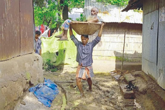 দেড় কিলোমিটার হেঁটে চাচাকে মাথায় করে হাসপাতালে 