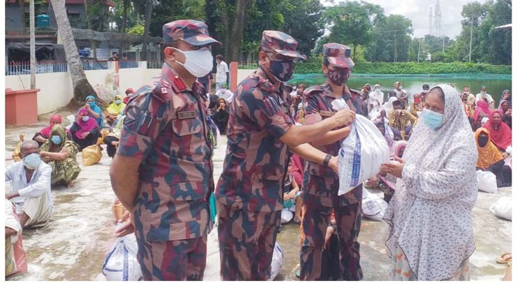 বিজিবি কুমিল্লা সেক্টরের উদ্যোগে ৭৫০০ পরিবারের মাঝে খাদ্য সামগ্রী বিতরণ