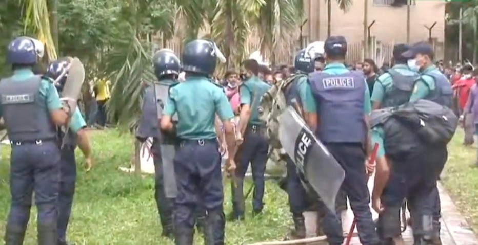 চন্দ্রিমা উদ্যানে পুলিশের সঙ্গে বিএনপি নেতাকর্মীদের সংঘর্ষ