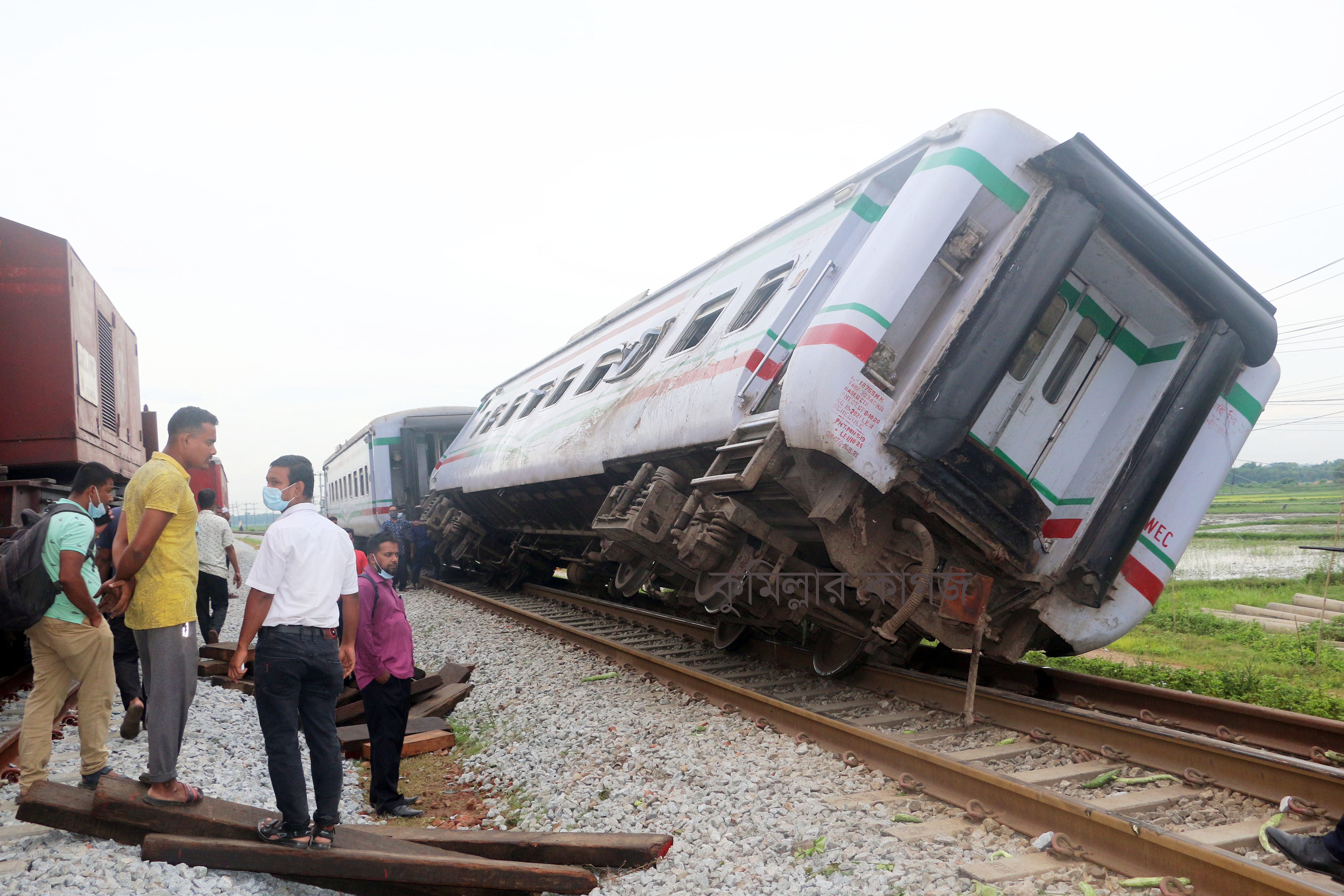 কুমিল্লায় পদুয়ার বাজার রেলক্রসিংয়ে ট্রেন-পিকআপ সংঘর্ষ 