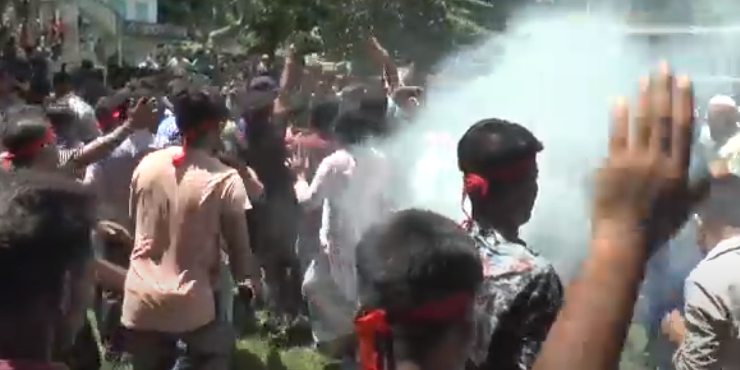 কুমিল্লায় খুনী মোশতাকের বাড়িতে হামলা ইটপাটকেল নিক্ষেপ