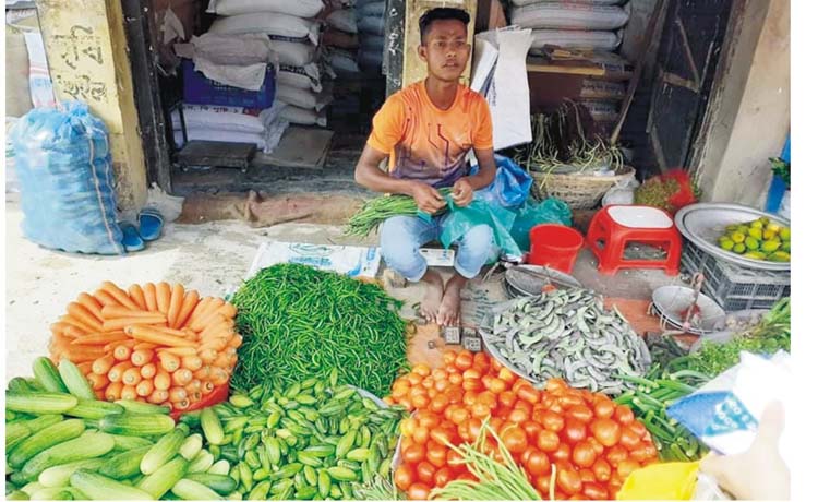 বাজারে শীতের আগাম সবজি, দাম চড়া