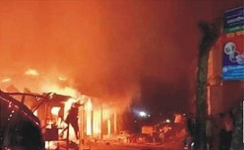 নাঙ্গলকোটে আগুনে পুড়লো ১৪ দোকান