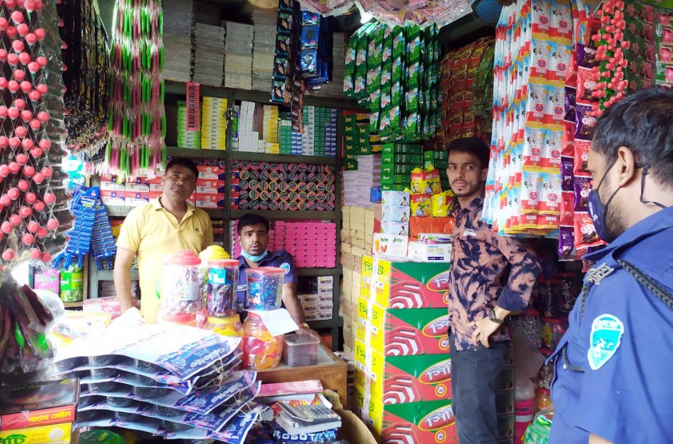 লাকসামে মনোহরী দোকানে চুরি : আড়াই লাখ টাকার ক্ষতি