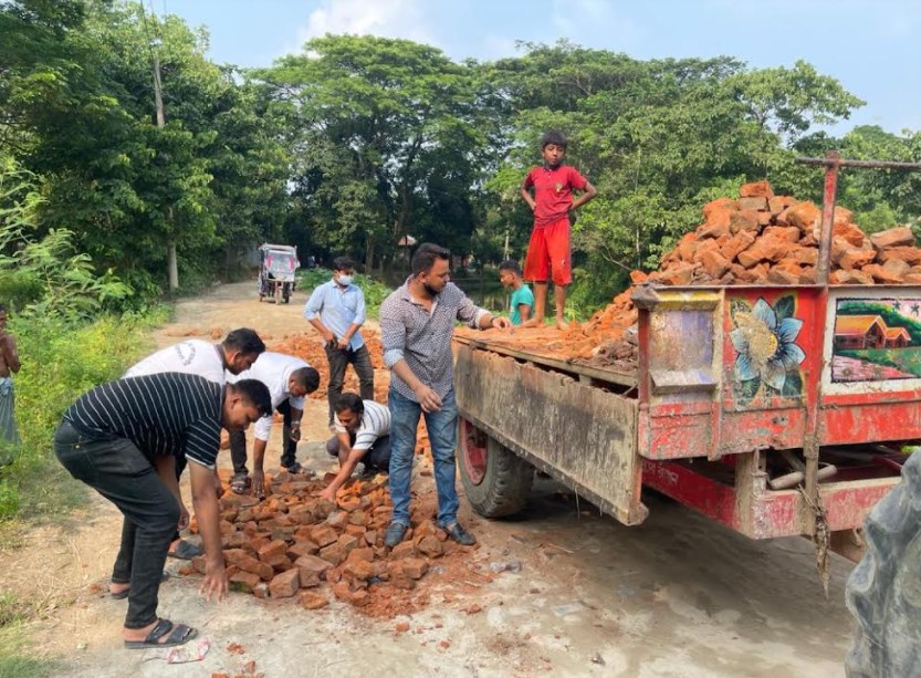 দেবিদ্বারে বেহাল সড়ক সংস্কার করলো হ্যালো ছাত্রলীগ