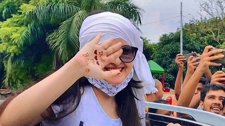 প্রধানমন্ত্রীর উদ্দেশে পরীমনির স্ট্যাটাস