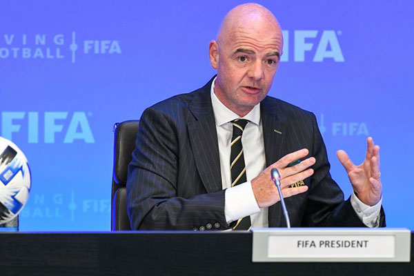 মাঠ থেকে খেলোয়াড়দের বের করে আনার চেষ্টা পাগলামি: ফিফা সভাপতি