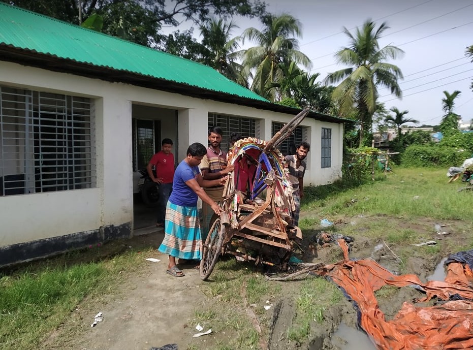 কুমিল্লায় পাথরবাহী ট্রাক চাপায় নিহত ৩