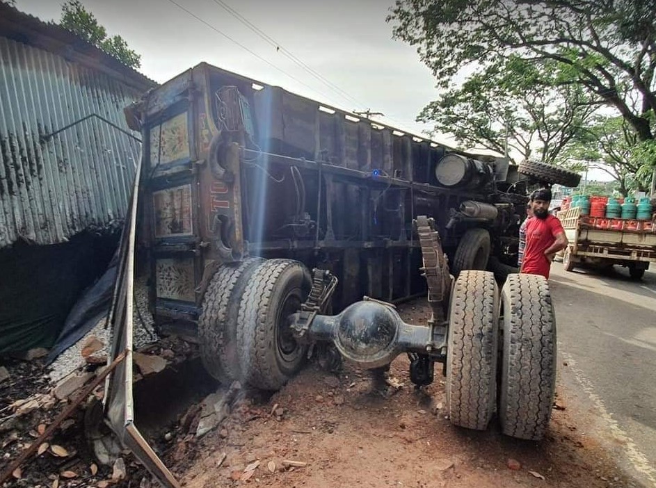 কুমিল্লায় পাথরবাহী ট্রাক চাপায় নিহত ৩