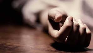 চাঁদপুরে মাইক্রোবাস উঠে গেল দোকানে, নিহত ১