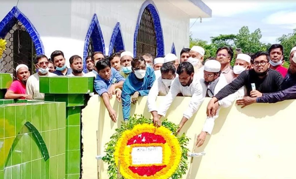 নৌকার টিকেট নিয়েই প্রয়াত সাংসদ আলী আশরাফ এর  কবরে পুষ্পার্ঘ অর্পণ