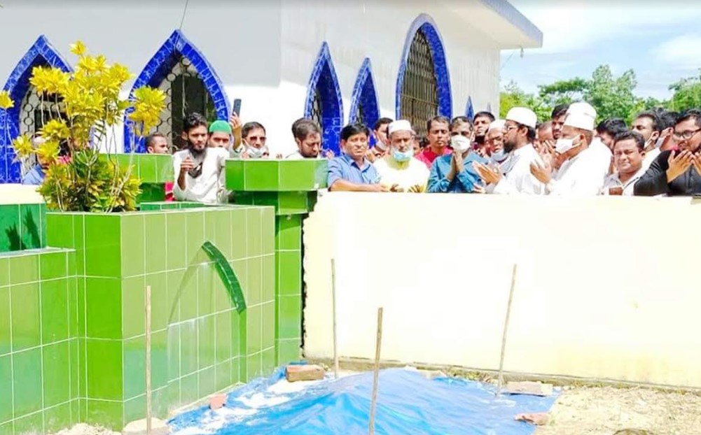 নৌকার টিকেট নিয়েই প্রয়াত সাংসদ আলী আশরাফ এর  কবরে পুষ্পার্ঘ অর্পণ