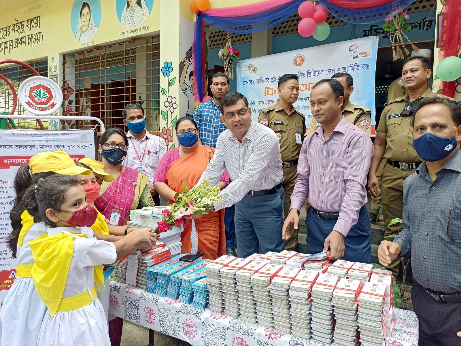 মাদকের ক্ষতিকর প্রভাব লেখা সম্বলিত ডিজিটাল স্কেল ও জ্যামিতি বক্স বিতরণ 