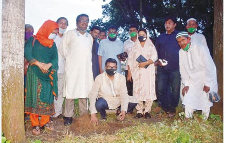 পাঁচথুবীতে প্রাকৃত্রিক দুর্যোগ ও বজ্রপাত ঠেকাতে সড়কের পাশে তালের বীজ রোপণ 