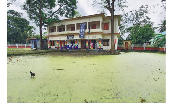 কাদা-জলে একাকার স্কুলের মাঠ