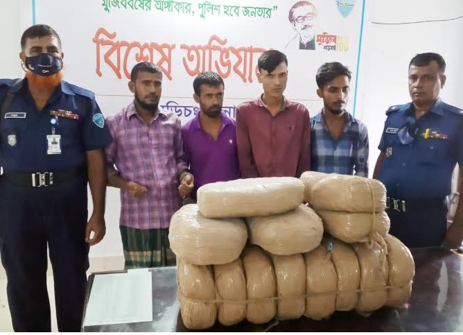 বুড়িচং থানা পুলিশের পৃথক অভিযানে ৪০ কেজি গাঁজা ৮ জন মাদক কারবারি আটক