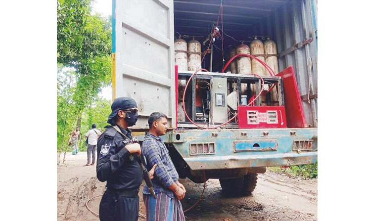 চান্দিনায় অবৈধ ভ্রাম্যমাণ সিএনজি পাম্পে !