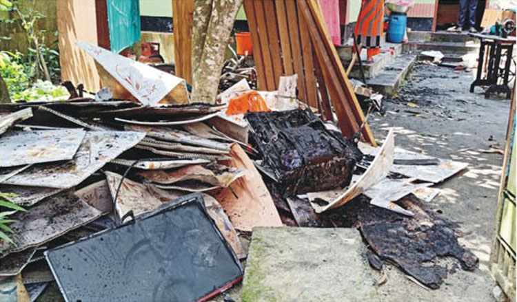 প্রবাসীর তালাবদ্ধ ঘরে আগুন  ৮ লাখ টাকার ক্ষতি
