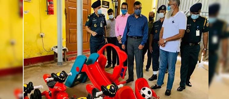 কুমিল্লায় কারা শিশুদের জন্য খেলনাসামগ্রী উপহার