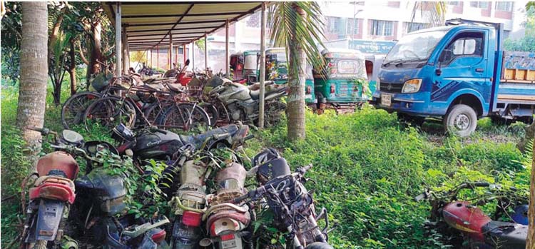 ব্রাহ্মণপাড়া থানায় নষ্ট হচ্ছে কোটি টাকার জব্দকৃত গাড়ি