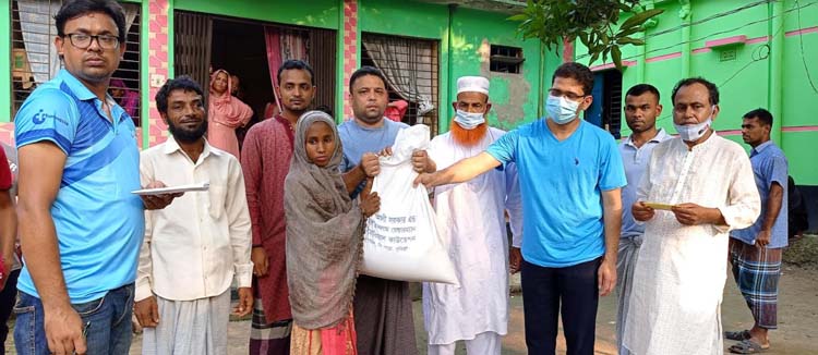ব্রাহ্মণপাড়ায় দুঃস্থদের মধ্যে খাদ্যসামগ্রী বিতরণ
