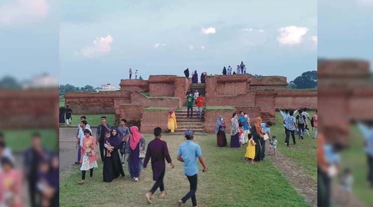 খরা কাটিয়ে দর্শনার্থীদের মুখর পদচারণা