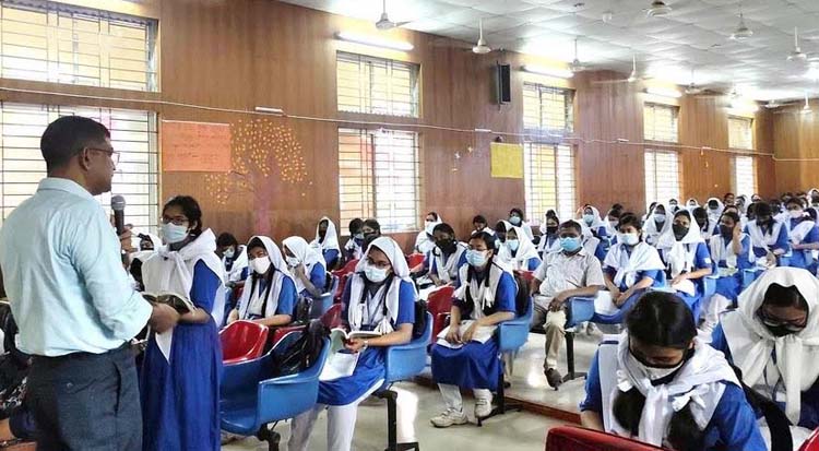 স্কুলে জীববিজ্ঞানের ক্লাস নিলেন কুমিল্লার জেলা প্রশাসক