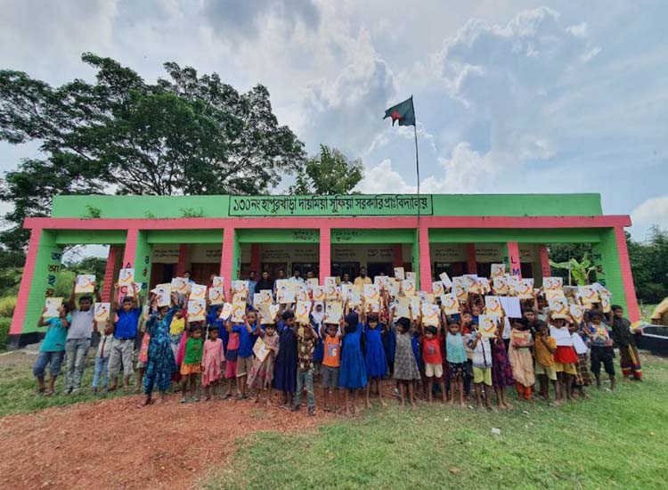 দেবিদ্বারে শিশুদের মাঝে ডা.ফেরদৌস খন্দকারের শিক্ষা উপকরণ বিতরণ