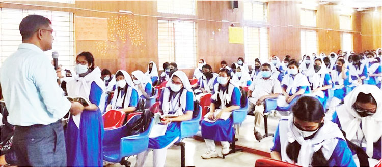 স্কুলে জীববিজ্ঞানের ক্লাস নিলেন কুমিল্লার জেলা প্রশাসক