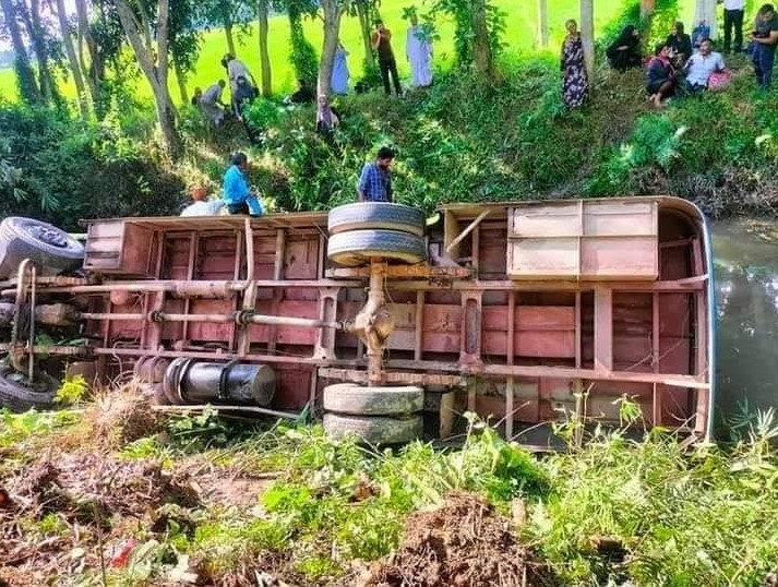 বরুড়ায় ৩০ যাত্রী নিয়ে বাস খাদে, আহত ১৫