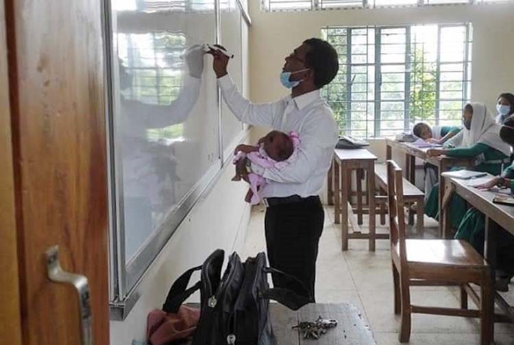 শিক্ষার্থীর সন্তানকে কোলে নিয়ে শিক্ষকের পাঠদান, ফেসবুকে ভাইরাল