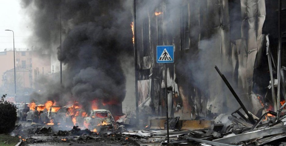 ইতালিতে ভবনের ওপর ভেঙে পড়ল প্লেন, নিহত ৮