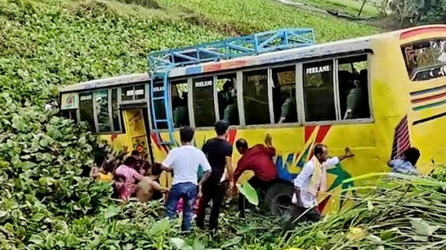 ব্রাহ্মণবাড়িয়ায় বরযাত্রী নিয়ে খাদে বাস