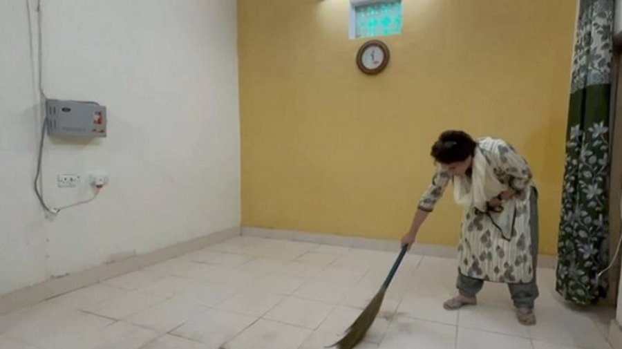 পুলিশের ঘর ঝাড়ু দিলেন প্রিয়াঙ্কা গান্ধী