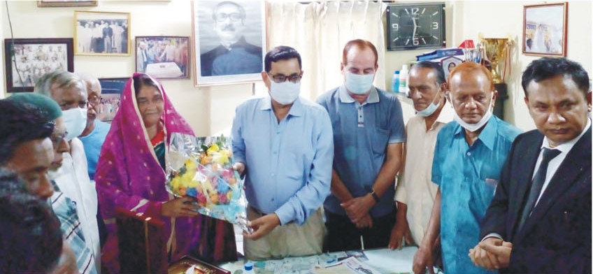 মানব সেবায় অনন্য ভুমিকা রাখায় সম্মাননা প্রদান