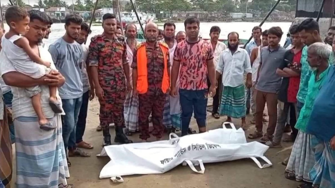 চাঁদপুরে পুলিশ ভেবে নদীতে ঝাঁপ দিয়ে নেশাগ্রস্ত যুবকের মৃত্যু 