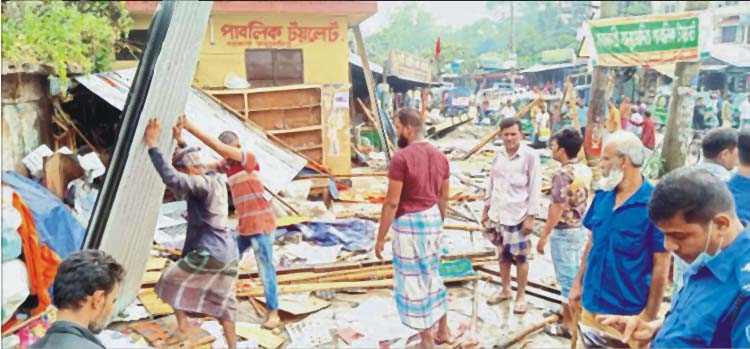 মহাসড়কের দাউদকান্দিতে অবৈধ স্থাপনা উচ্ছেদ 