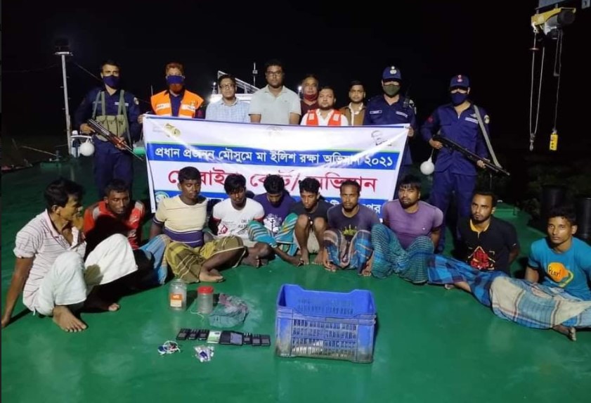 নিষেধাজ্ঞা অমান্য করে মাছ ধরায় চাঁদপুরে ১০ জেলের কারাদন্ড