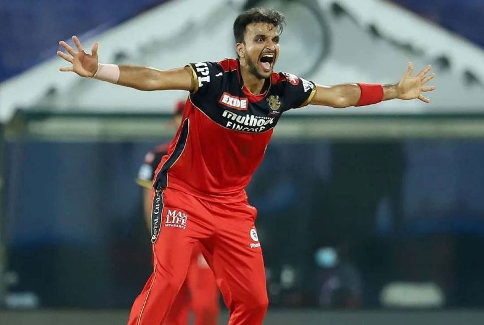 বুমরাকে পিছনে ফেলে আইপিএলে অনন্য নজির হার্শাল প্যাটেলের