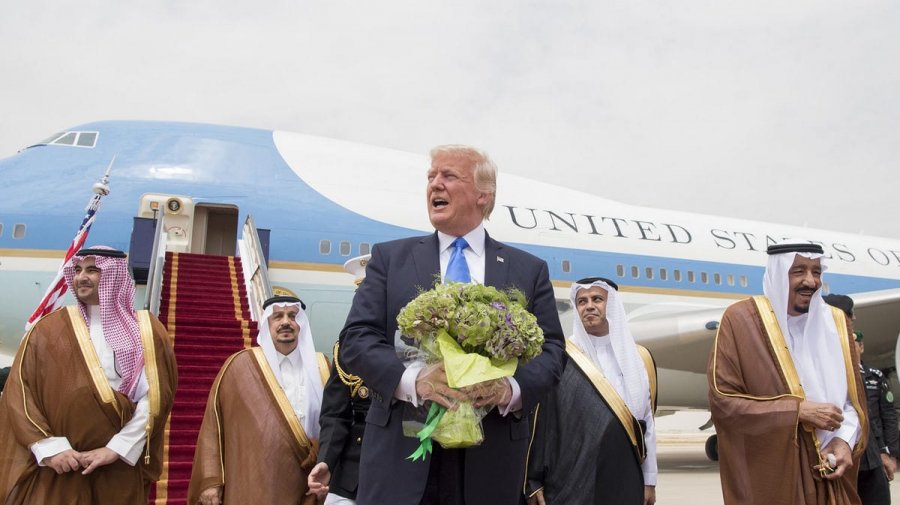 ডোনাল্ড ট্রাম্পকে নকল পশম উপহার দিয়েছে সৌদি আরব!