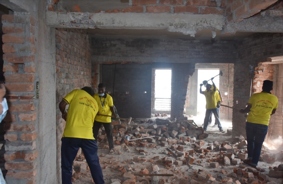 স্কুলের পাশেই ৫ তলার অনুমোদন নিয়ে ১১ তলা আবাসিক ভবন,  ভাংছে কুমিল্লা সিটি কর্পোরেশন