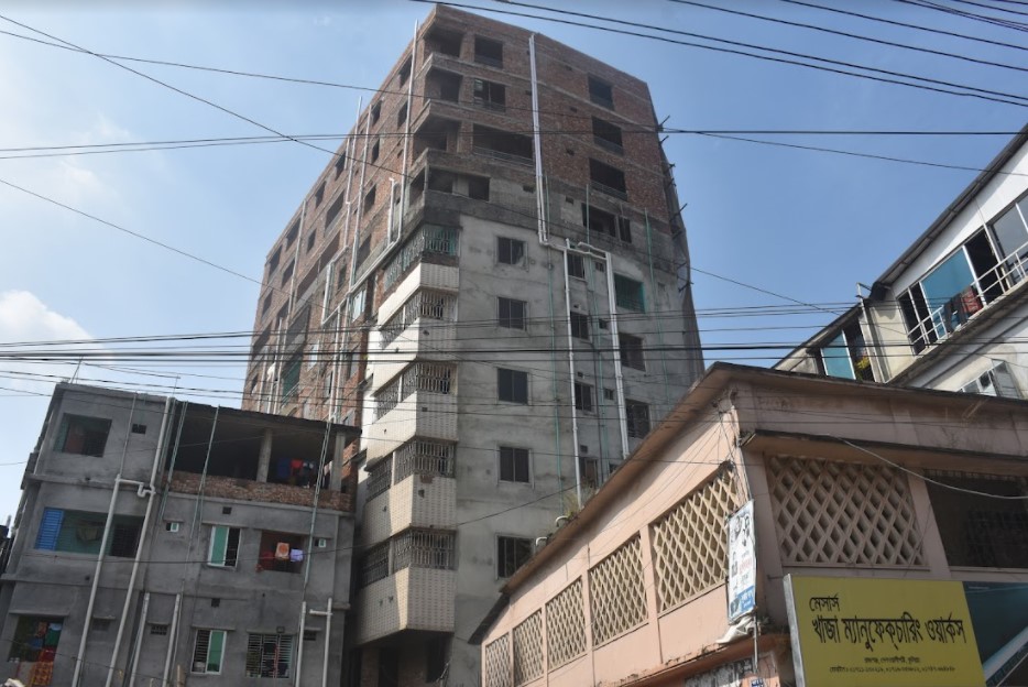 স্কুলের পাশেই ৫ তলার অনুমোদন নিয়ে ১১ তলা আবাসিক ভবন,  ভাংছে কুমিল্লা সিটি কর্পোরেশন
