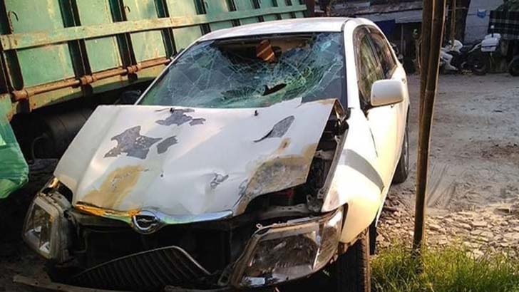 দুর্ঘটনাকবলিত প্রাইভেটকারে মিলল ফেন্সিডিল, পুলিশ সদস্য গ্রেফতার