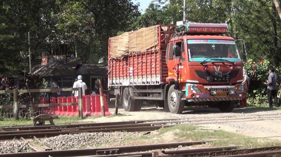 হিলি স্থলবন্দর দিয়ে আমদানি-রফতানি শুরু