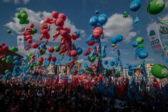 ‘নেভার এগেইন ফ্যাসিসম’ স্লোগানে ইতালিতে বড় বিক্ষোভ
