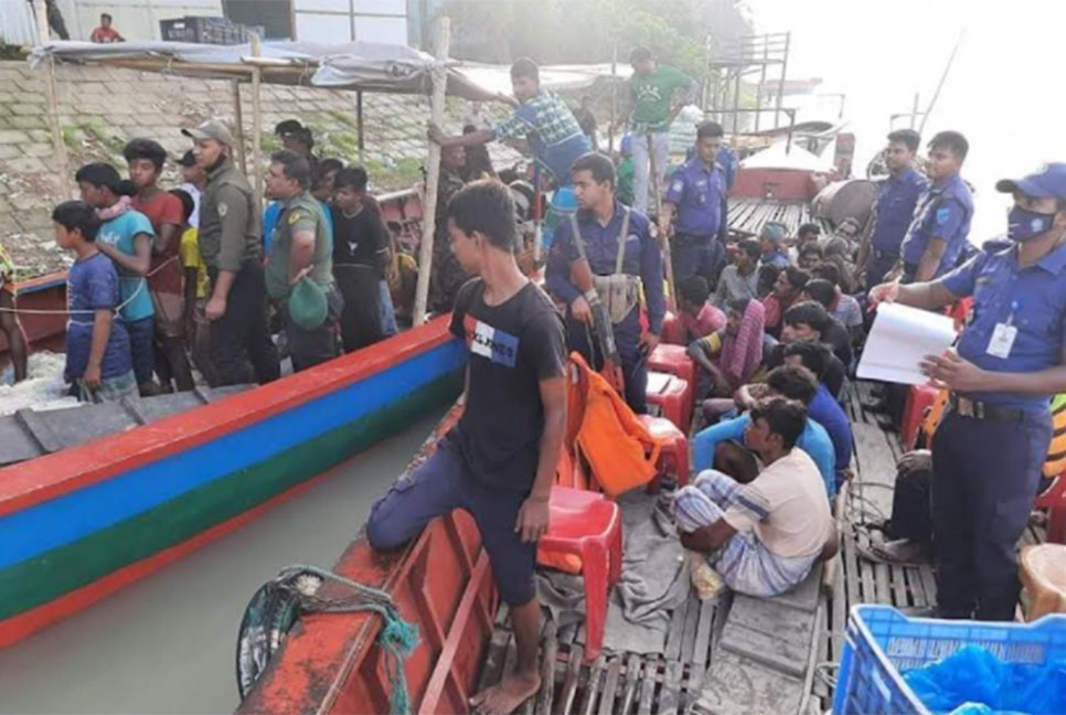 ইলিশ ধরায় ৩৭ জেলেকে দণ্ড, এতিমখানায় গেল মাছ