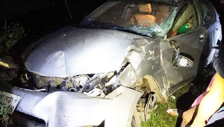 কুমিল্লায় ট্রেনের ধাক্কায় ধুমড়ে-মুচড়ে গেল প্রাইভেটকার, চালক আহত