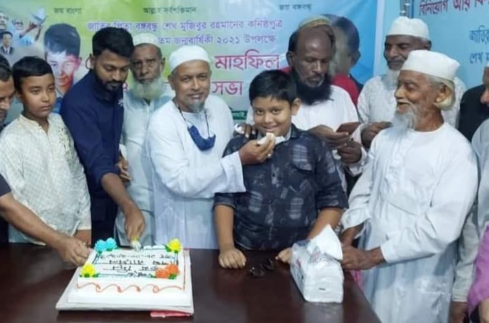 লালমাইয়ের পেরুলে কেক কেটে শেখ রাসেলের জন্মদিন পালন