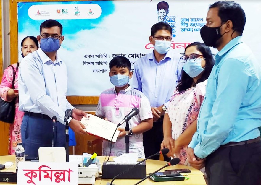 জেলা প্রশাসকের হাত থেকে পুরস্কার নিচ্ছেন বিজয়ী শাফি